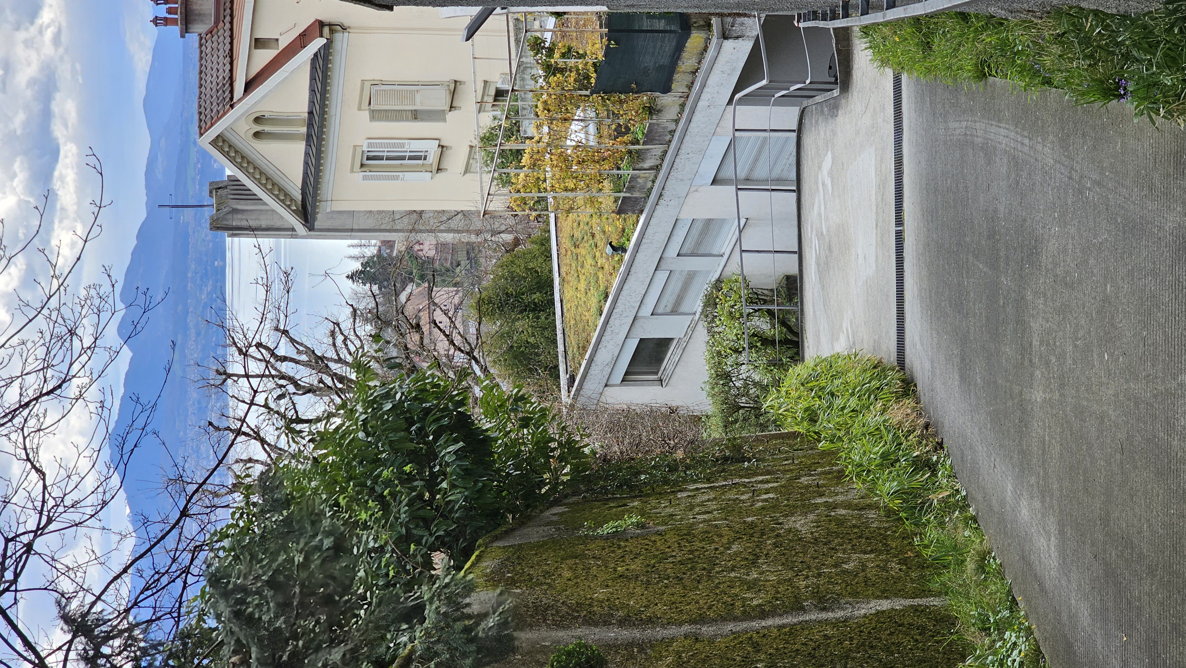 Path down to Léman House facade